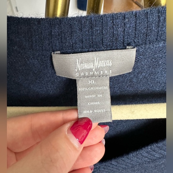 Neiman Marcus Men’s Blue Cashmere V-Neck Pullover Sweater - Picture 6 of 7